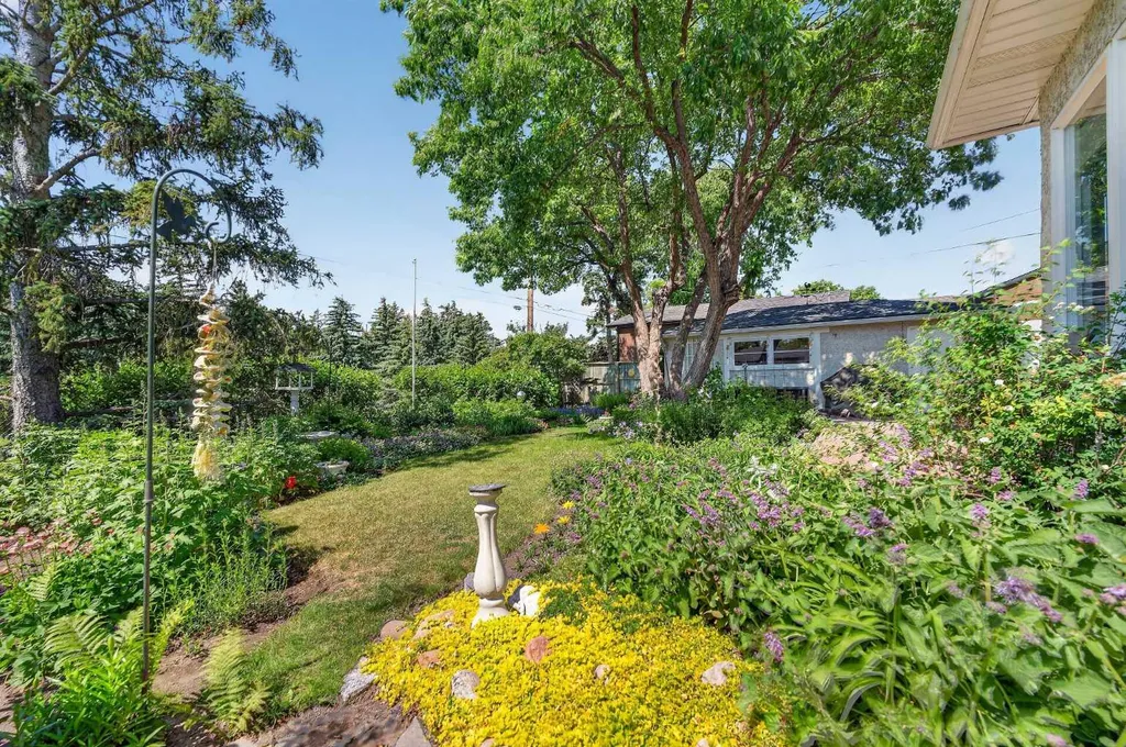 819 Thorneycroft Drive NW Calgary AB T2K 3K5