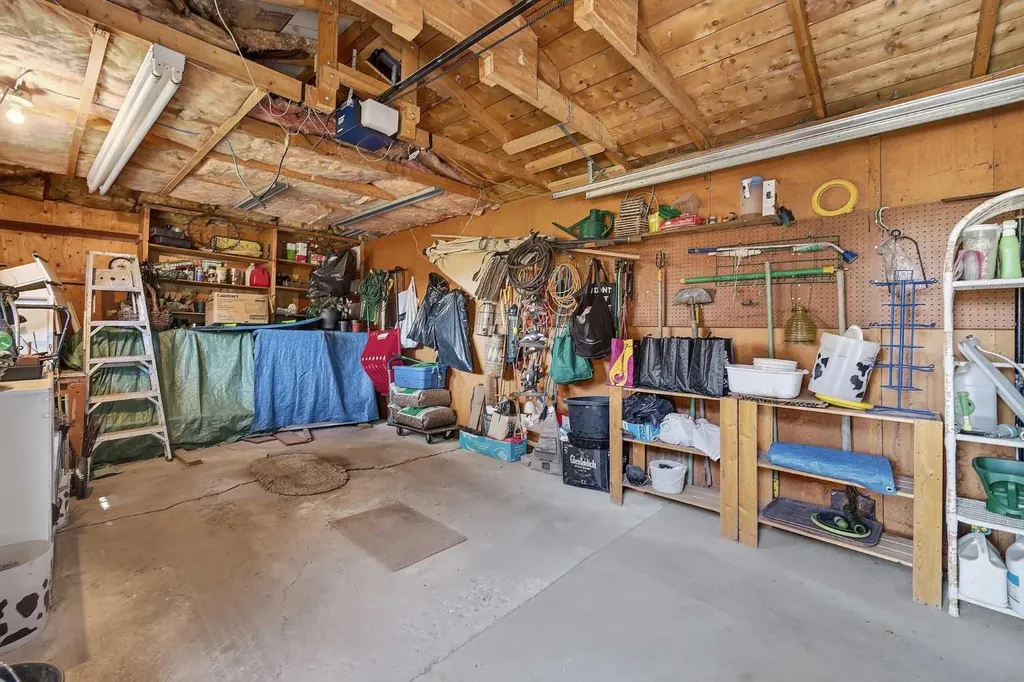 819 Thorneycroft Drive NW Calgary AB T2K 3K5