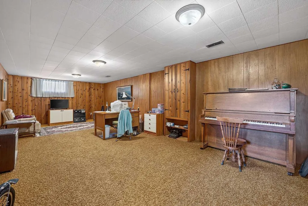 819 Thorneycroft Drive NW Calgary AB T2K 3K5