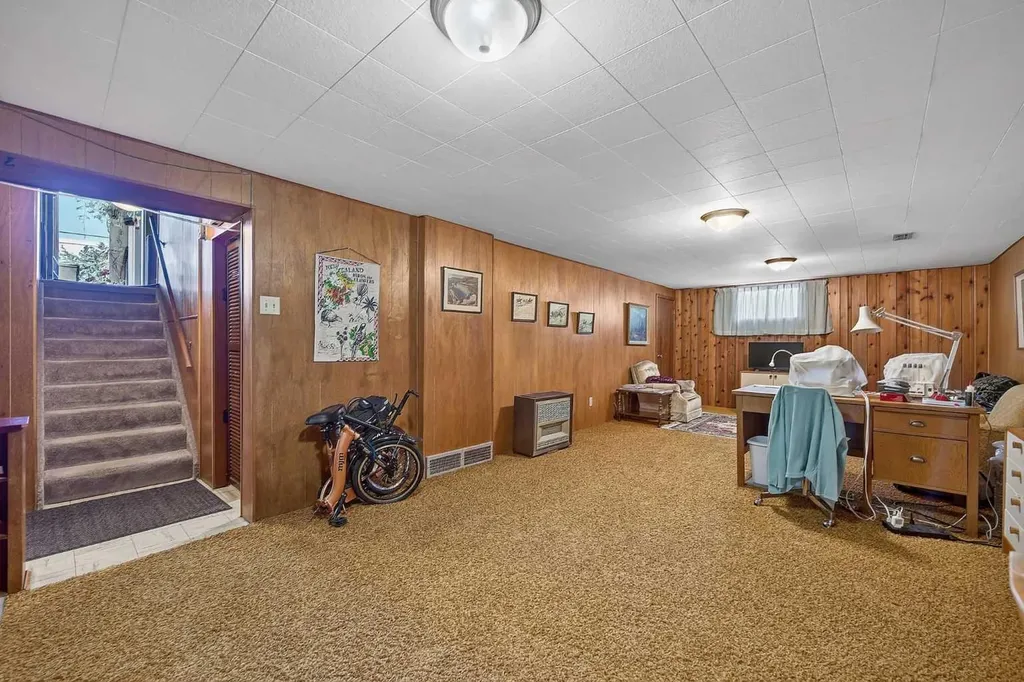 819 Thorneycroft Drive NW Calgary AB T2K 3K5