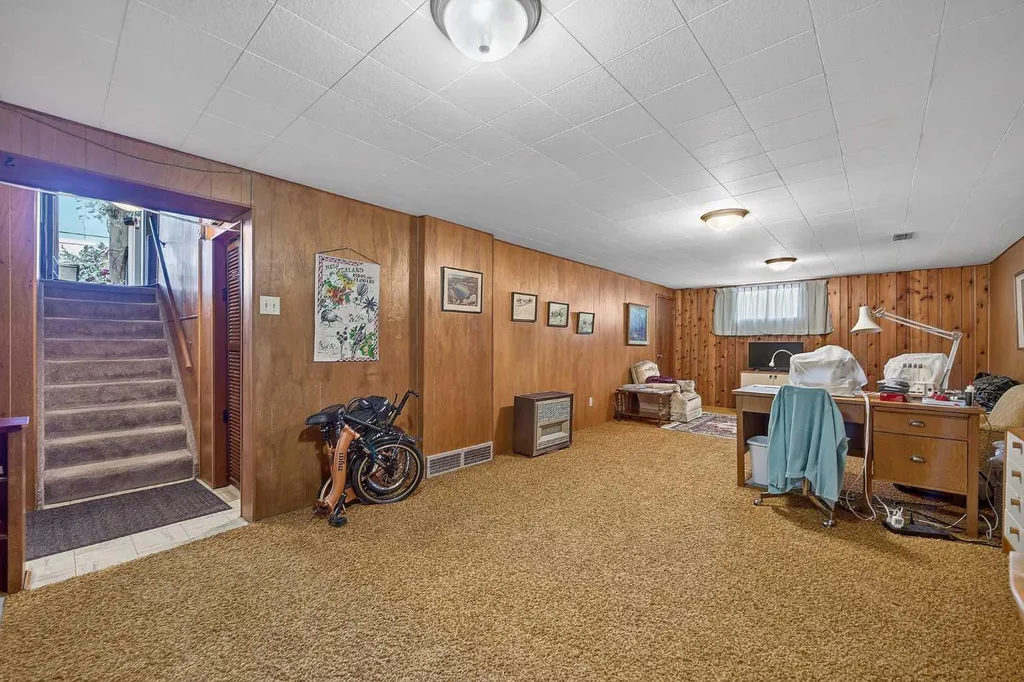 819 Thorneycroft Drive NW Calgary AB T2K 3K5