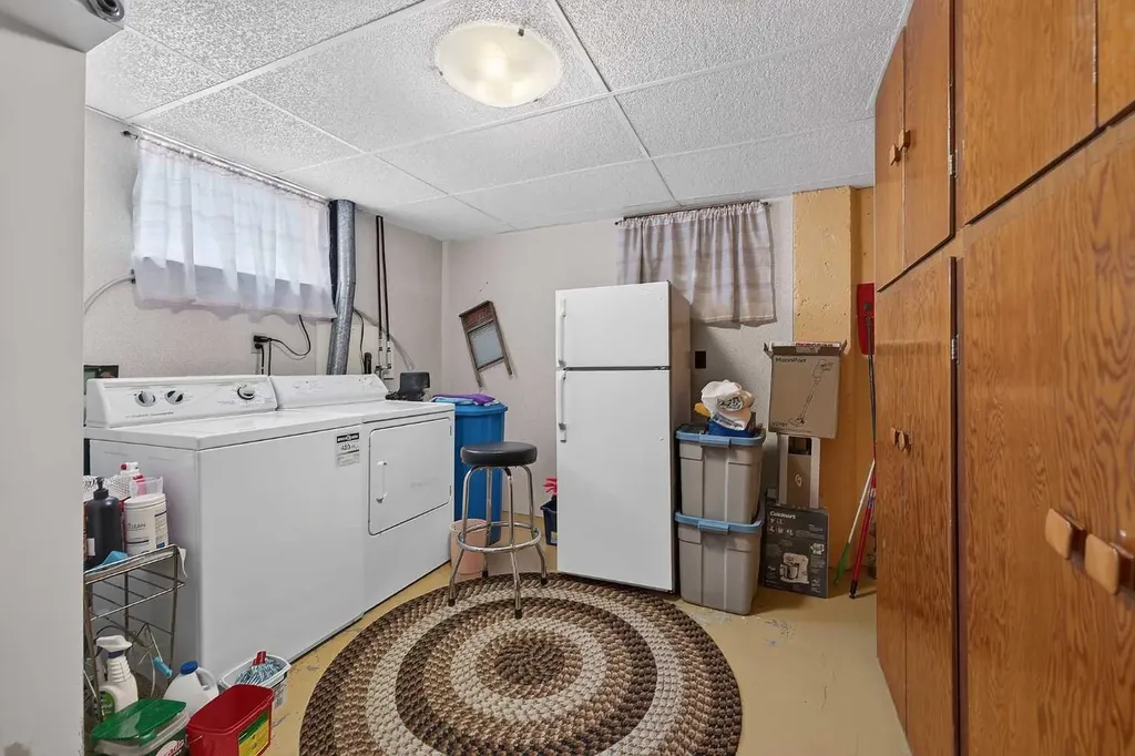 819 Thorneycroft Drive NW Calgary AB T2K 3K5