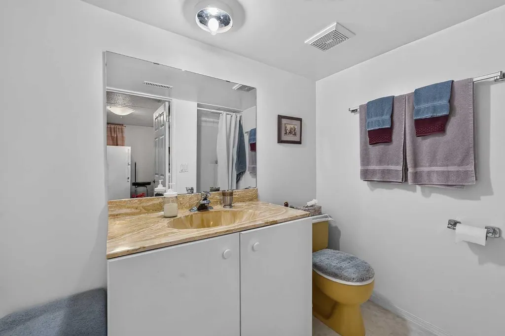 819 Thorneycroft Drive NW Calgary AB T2K 3K5