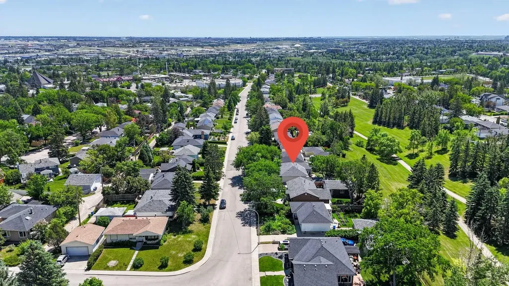 819 Thorneycroft Drive NW Calgary AB T2K 3K5