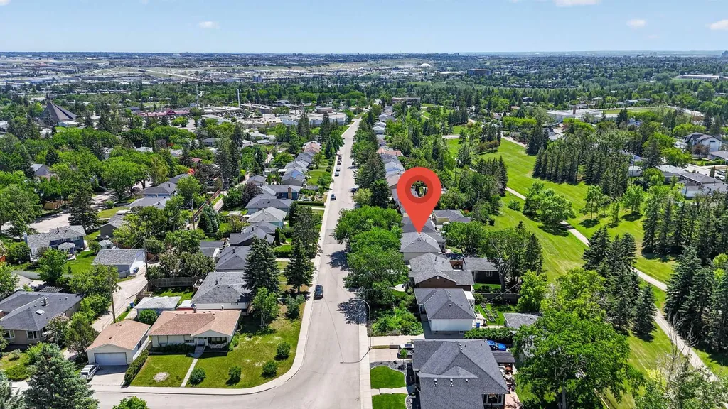 819 Thorneycroft Drive NW Calgary AB T2K 3K5