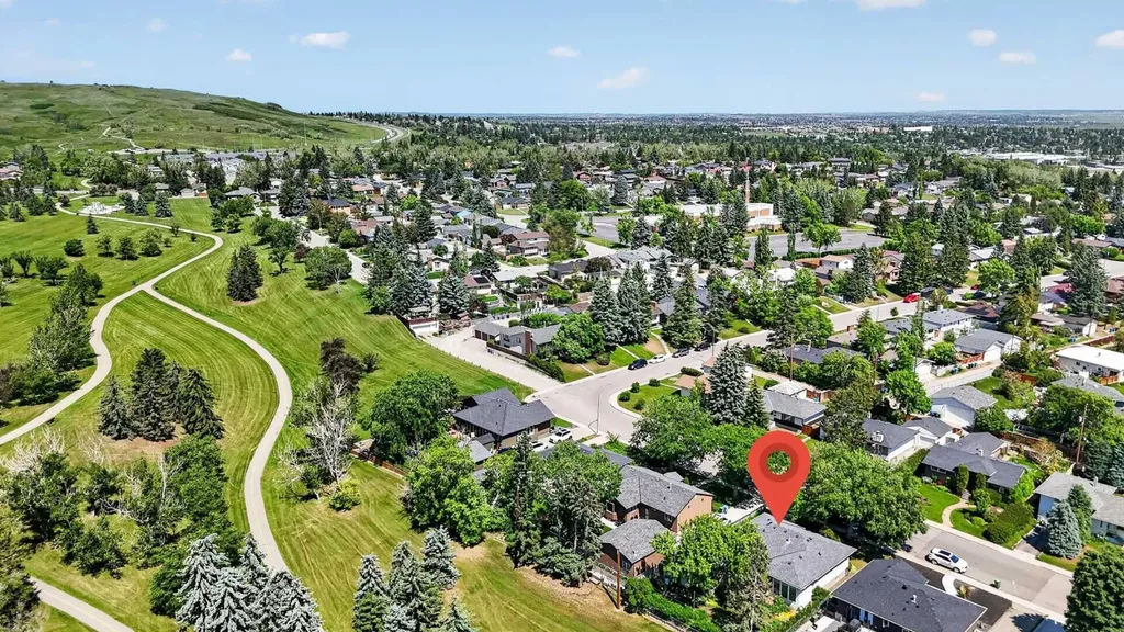 819 Thorneycroft Drive NW Calgary AB T2K 3K5