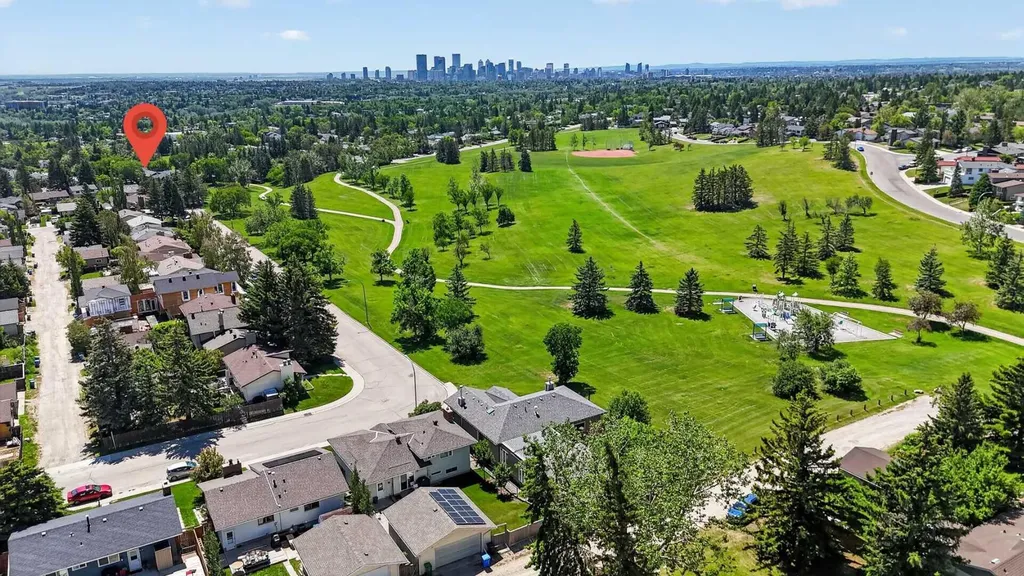 819 Thorneycroft Drive NW Calgary AB T2K 3K5