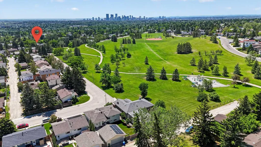 819 Thorneycroft Drive NW Calgary AB T2K 3K5