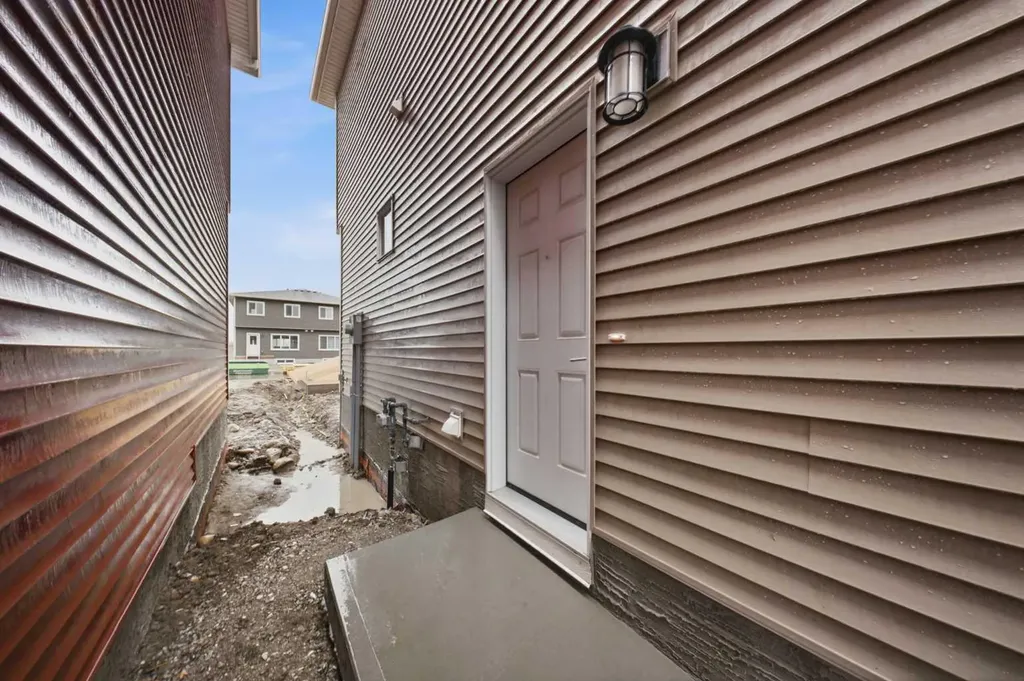 272 Huxbury View NE Calgary AB T2A 8C4