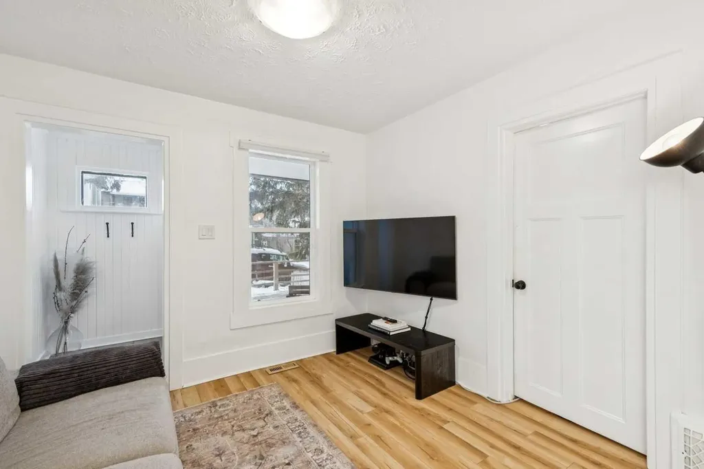 2514 16a Street SW Calgary AB T2T4K5