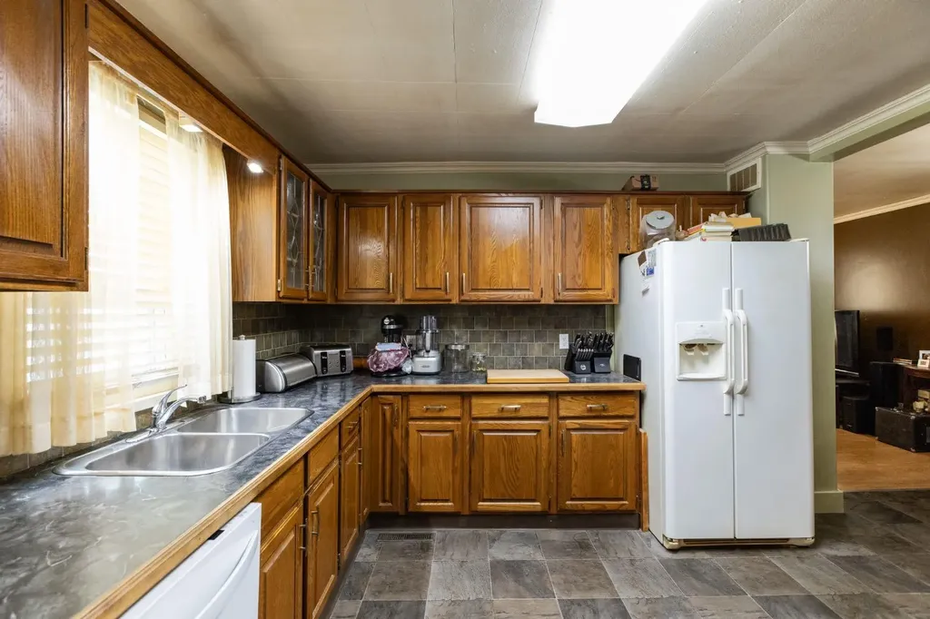 5020 56 Street Innisfail AB T4G 1R3