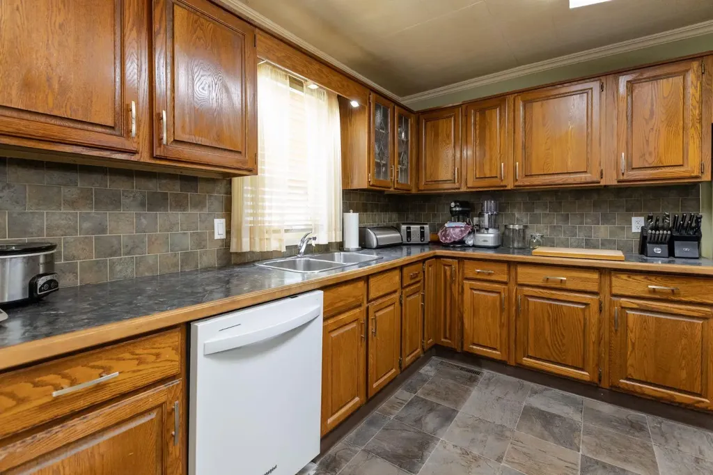 5020 56 Street Innisfail AB T4G 1R3