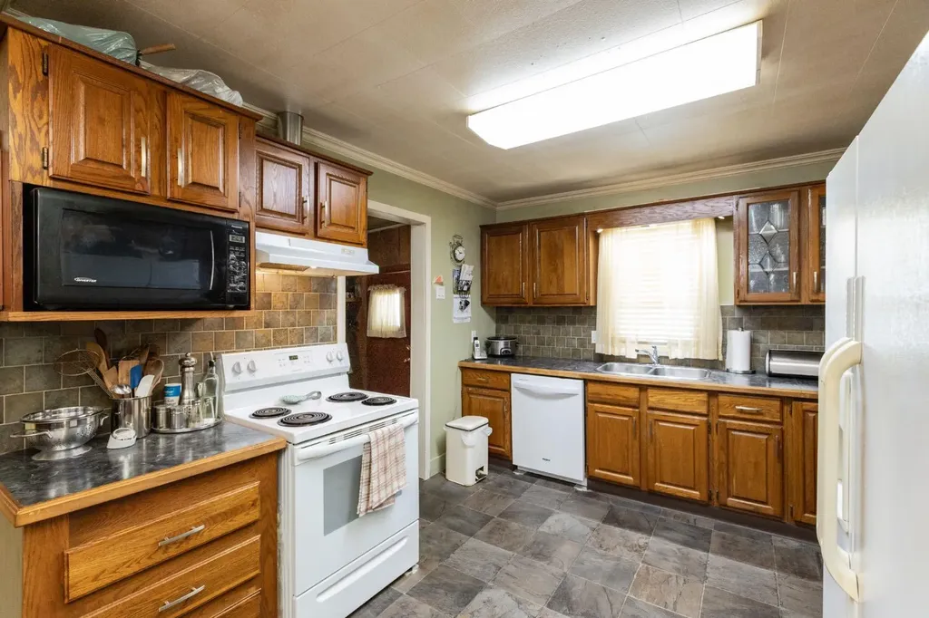 5020 56 Street Innisfail AB T4G 1R3