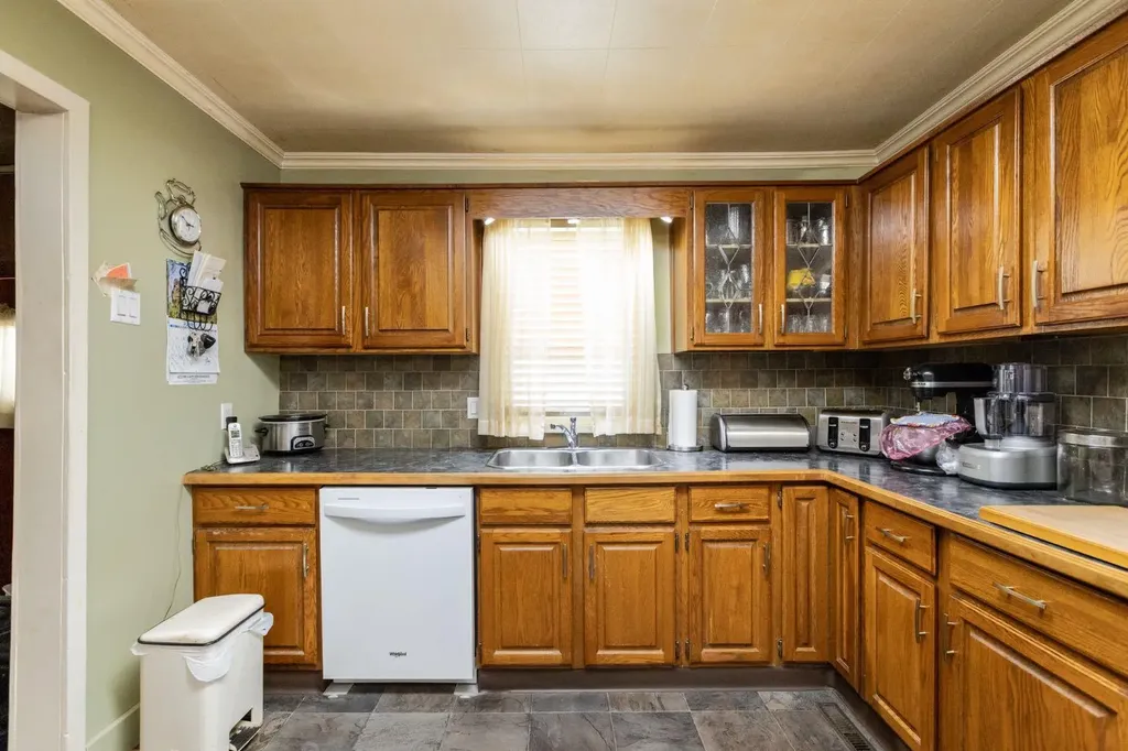 5020 56 Street Innisfail AB T4G 1R3