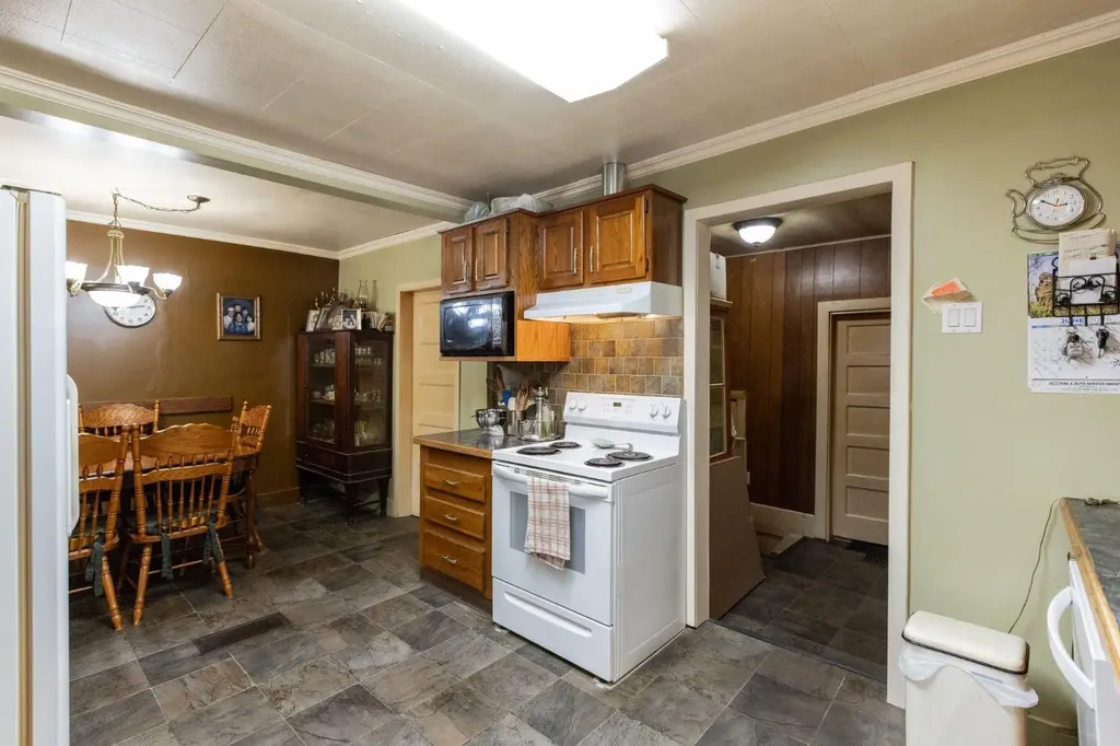 5020 56 Street Innisfail AB T4G 1R3