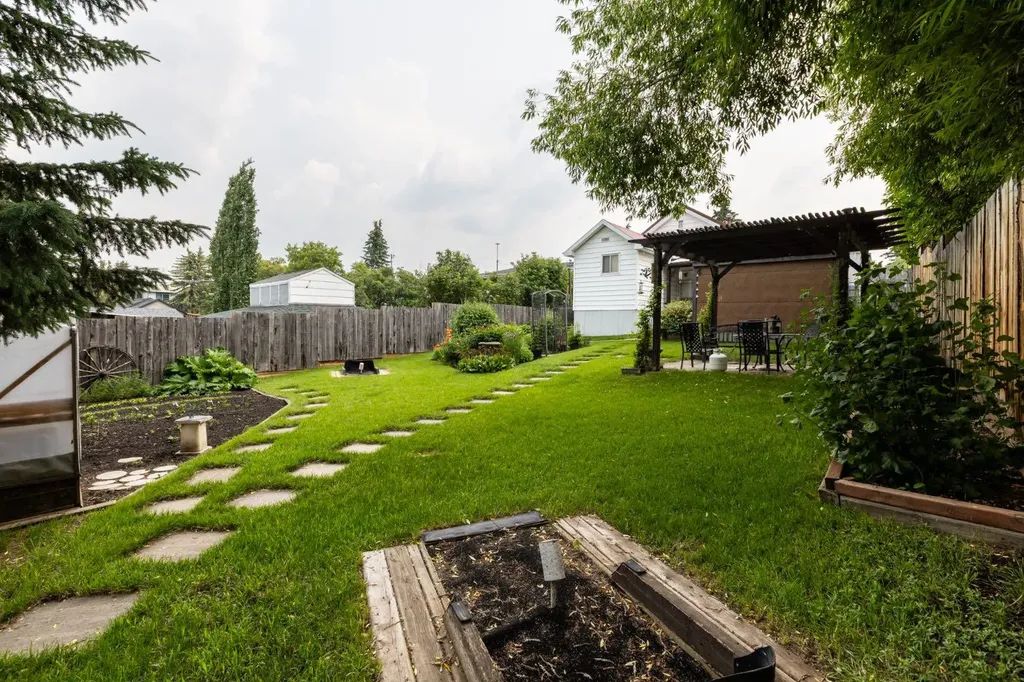 5020 56 Street Innisfail AB T4G 1R3