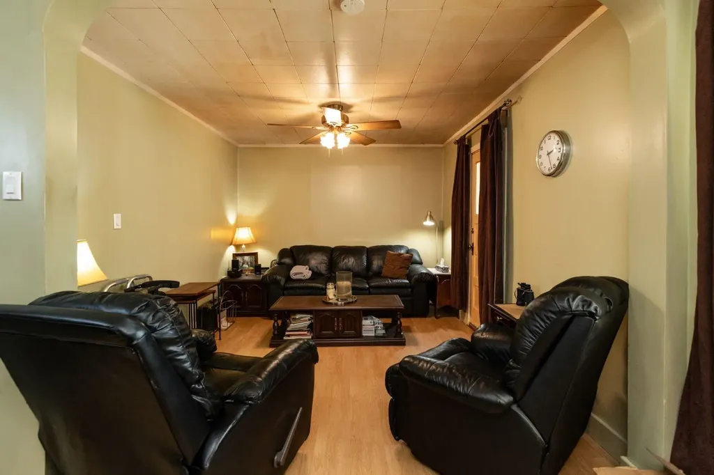 5020 56 Street Innisfail AB T4G 1R3
