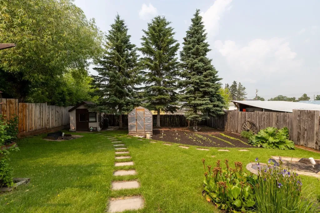 5020 56 Street Innisfail AB T4G 1R3