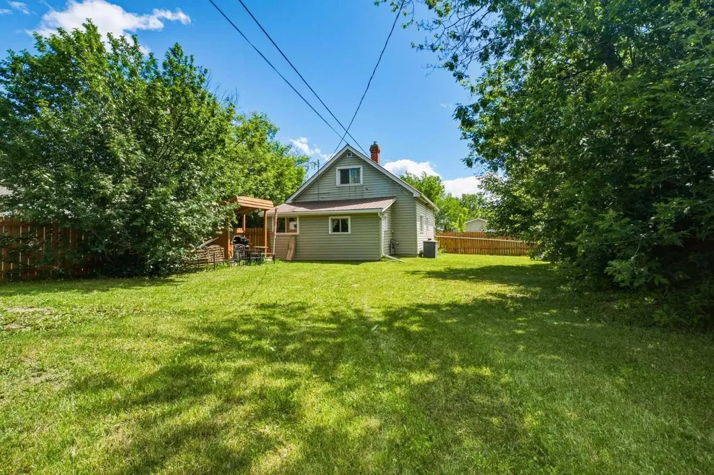 10122 106 Avenue Grande Prairie AB T8V 1J8