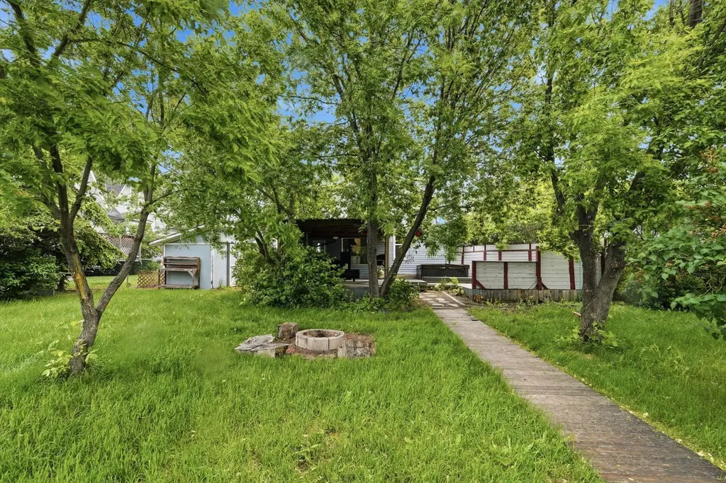 651 10 Avenue Carstairs AB T0M0N0