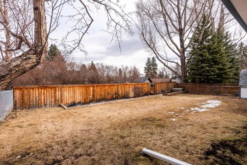1032 Cantabrian Drive SW Calgary AB T2W 1L7