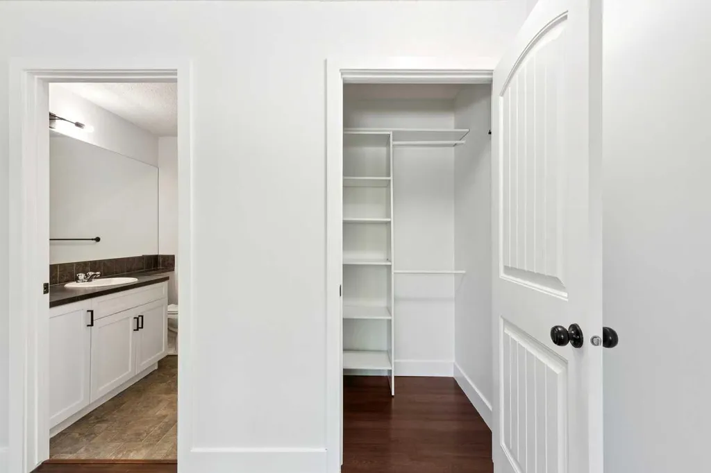 219 Village Terrace SW Calgary AB T3H 2L4