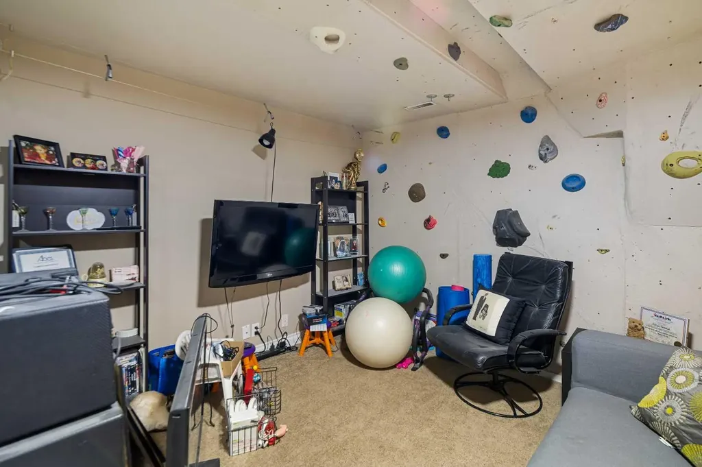 195 Manora Place NE Calgary AB T2A5J8