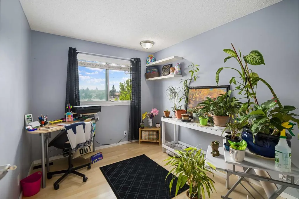 195 Manora Place NE Calgary AB T2A5J8