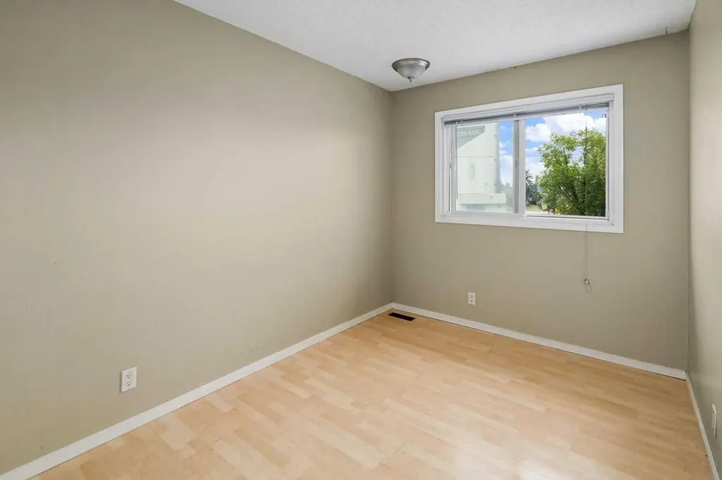 195 Manora Place NE Calgary AB T2A5J8