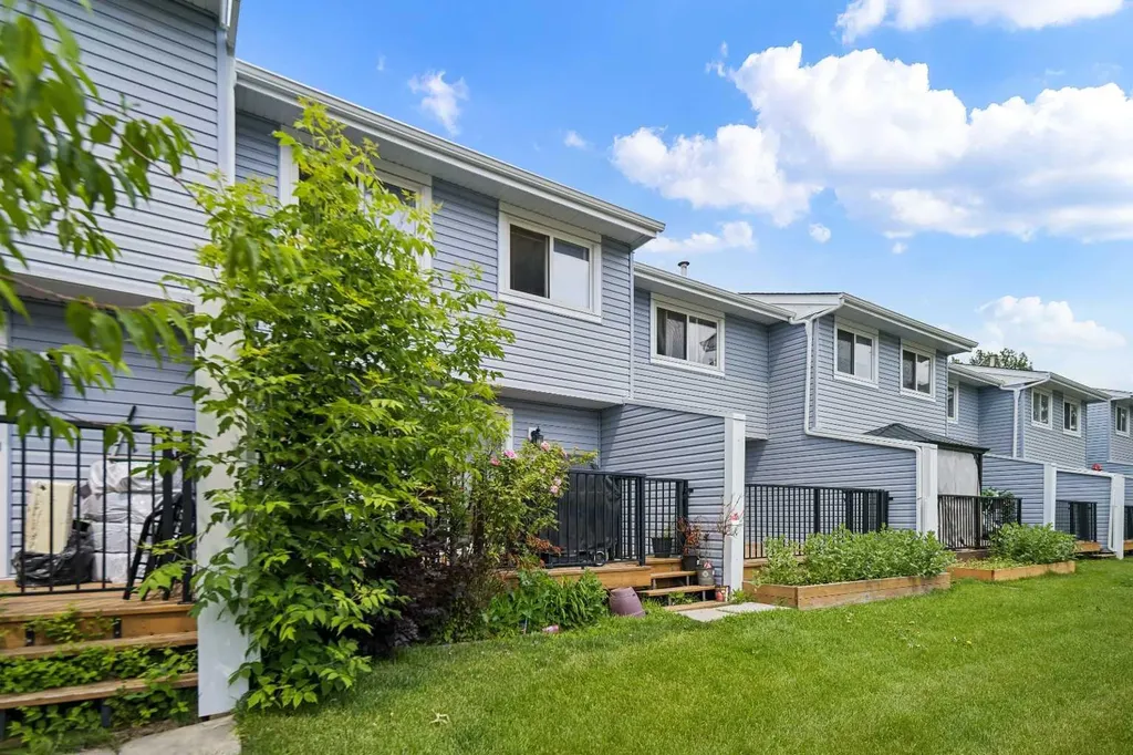 195 Manora Place NE Calgary AB T2A5J8