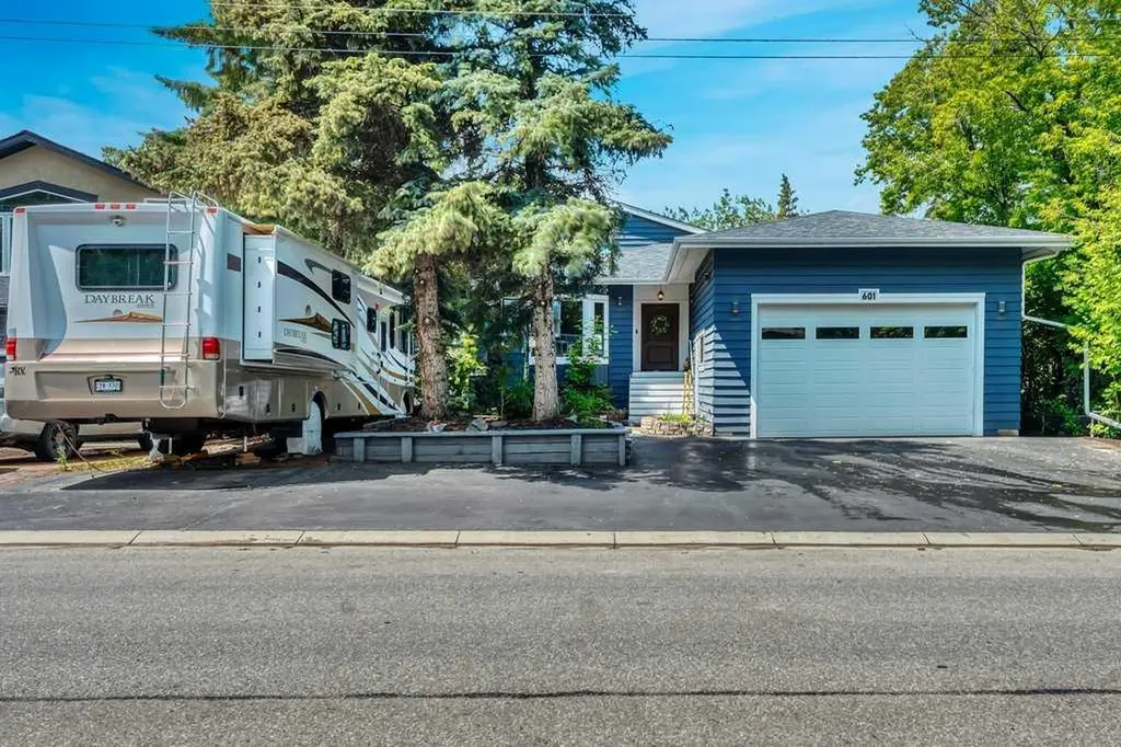601 East Chestermere Drive Chestermere AB T1X 1A4