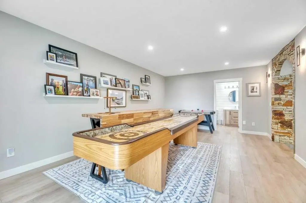 601 East Chestermere Drive Chestermere AB T1X 1A4