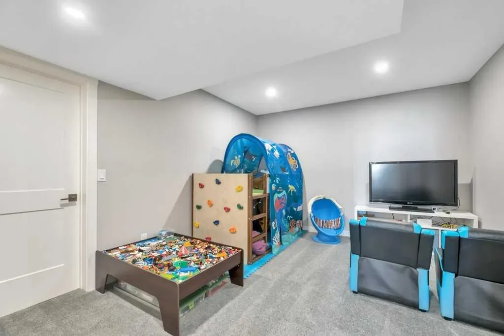 601 East Chestermere Drive Chestermere AB T1X 1A4