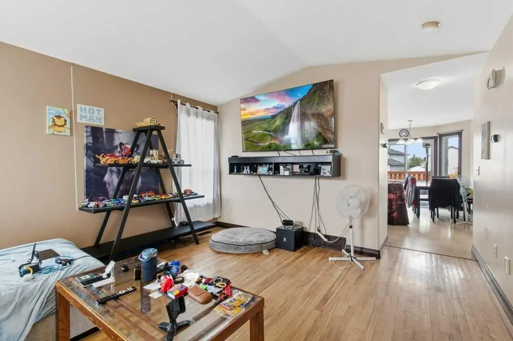 28 Hunter Road Sylvan Lake AB T4S 2L6