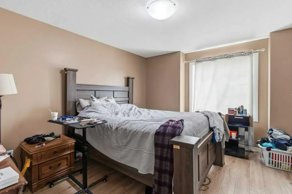 28 Hunter Road Sylvan Lake AB T4S 2L6
