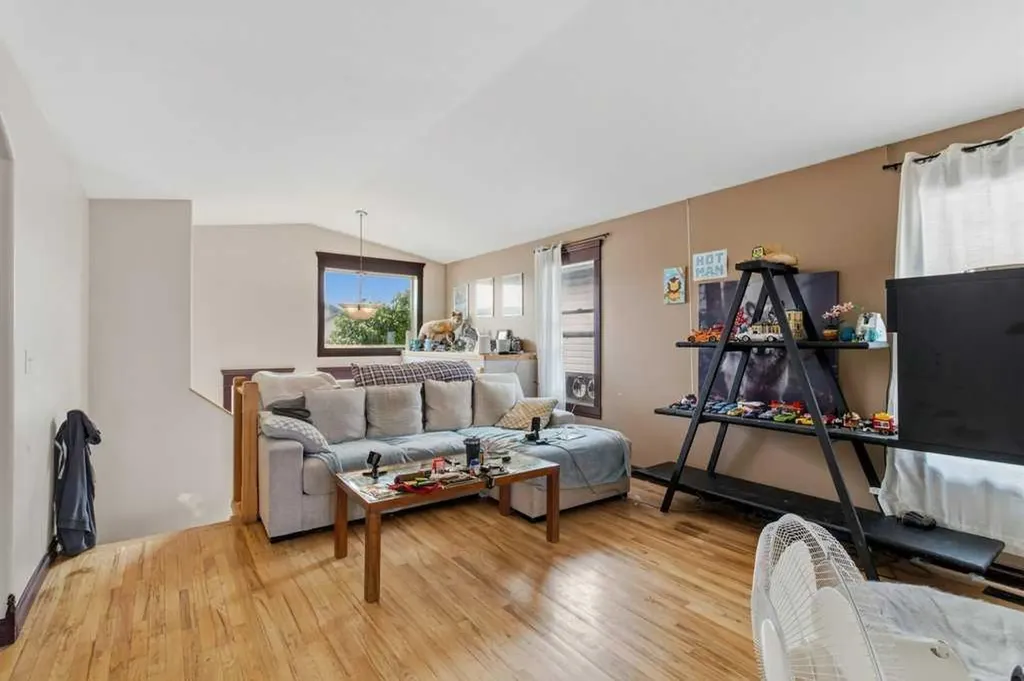 28 Hunter Road Sylvan Lake AB T4S 2L6
