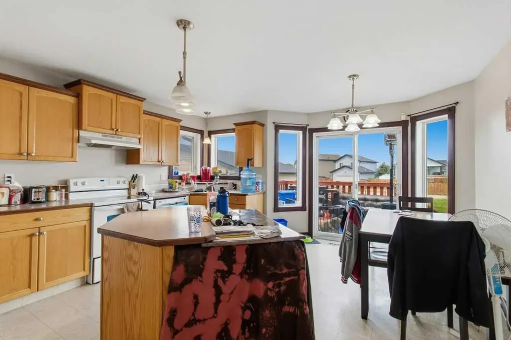 28 Hunter Road Sylvan Lake AB T4S 2L6