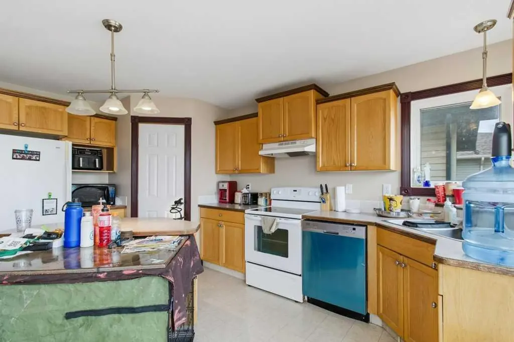 28 Hunter Road Sylvan Lake AB T4S 2L6