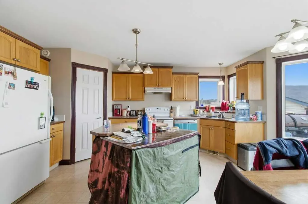28 Hunter Road Sylvan Lake AB T4S 2L6