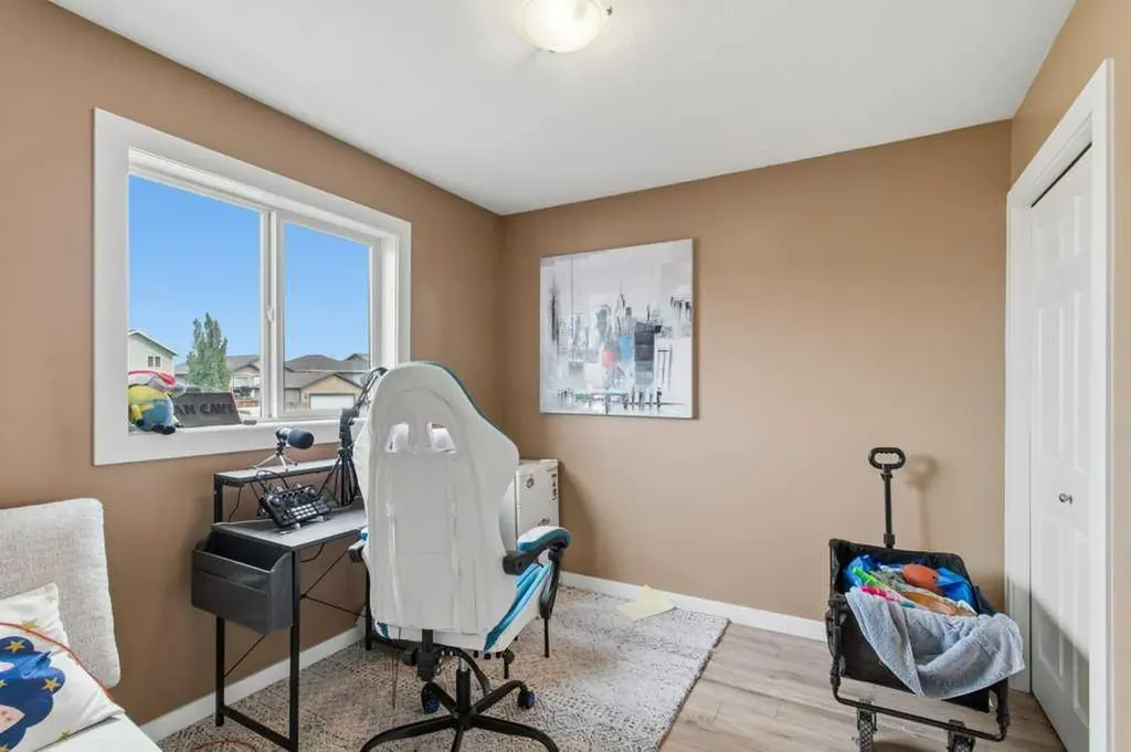 28 Hunter Road Sylvan Lake AB T4S 2L6