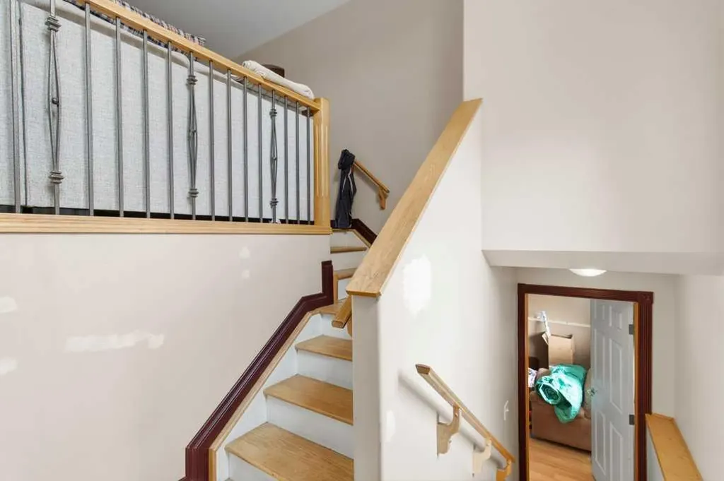 28 Hunter Road Sylvan Lake AB T4S 2L6