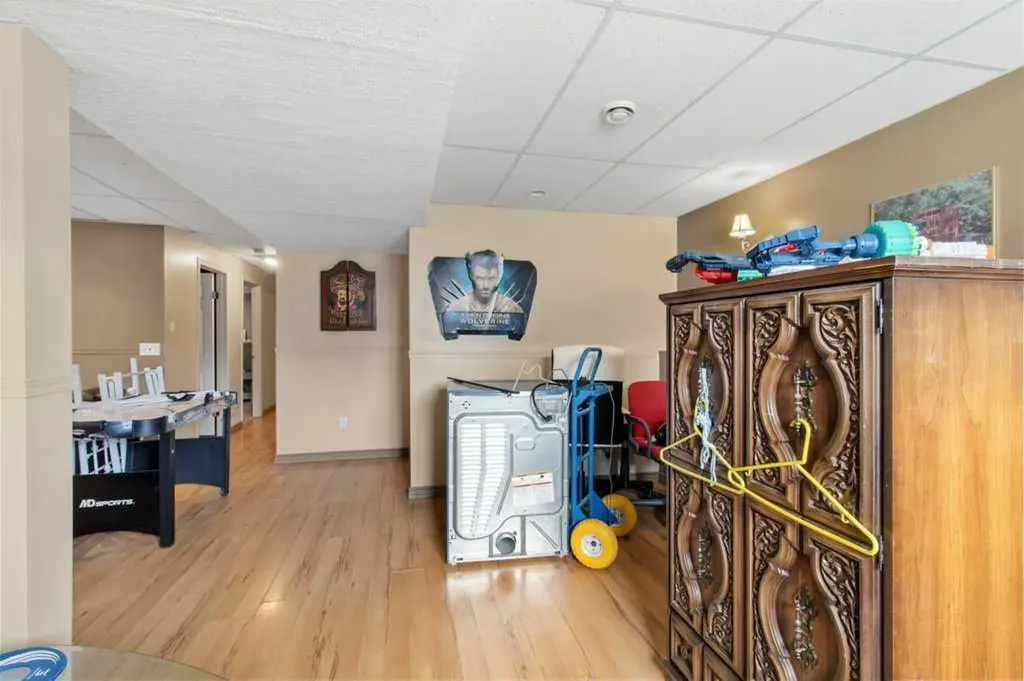 28 Hunter Road Sylvan Lake AB T4S 2L6