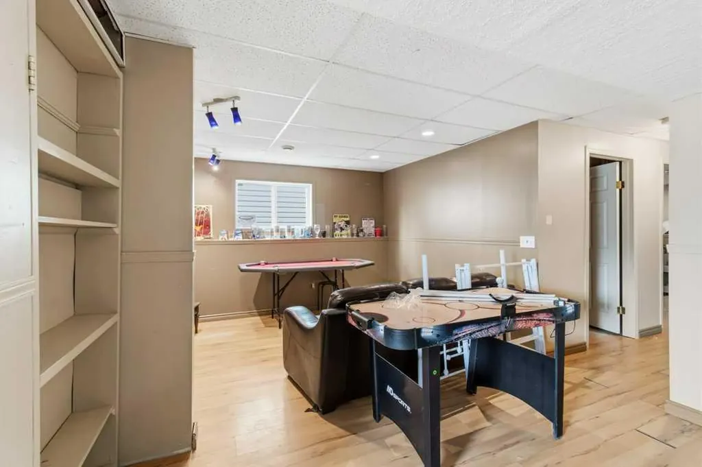 28 Hunter Road Sylvan Lake AB T4S 2L6