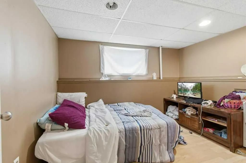 28 Hunter Road Sylvan Lake AB T4S 2L6
