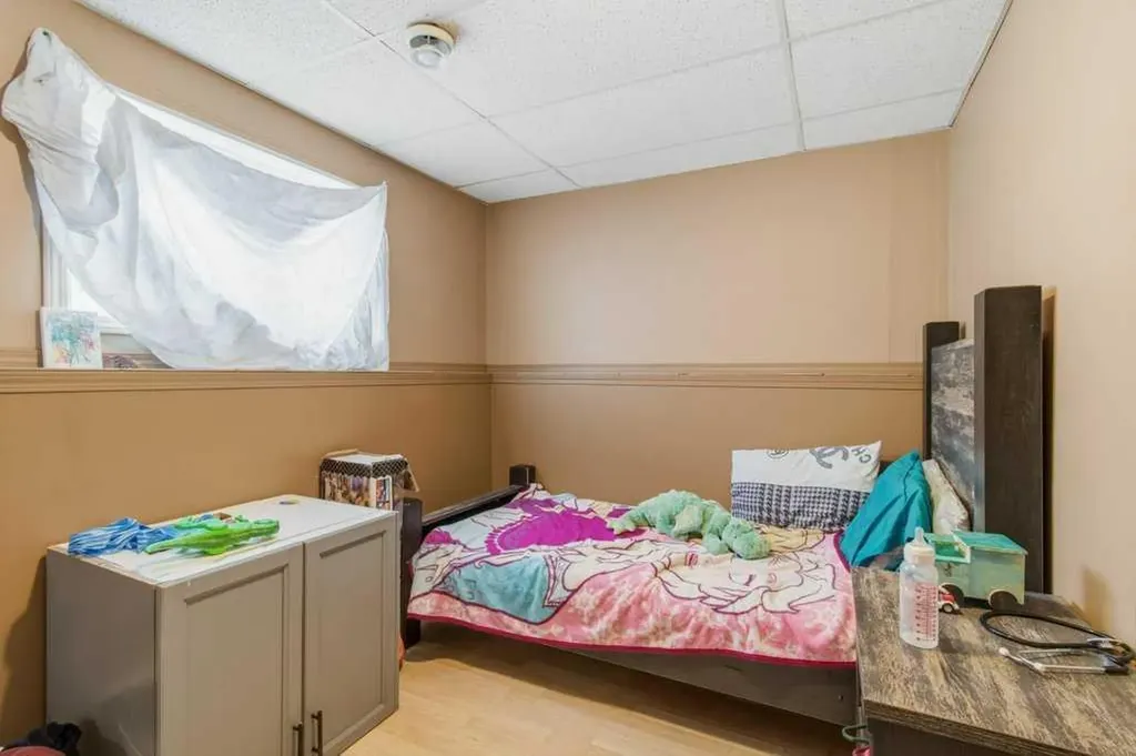 28 Hunter Road Sylvan Lake AB T4S 2L6