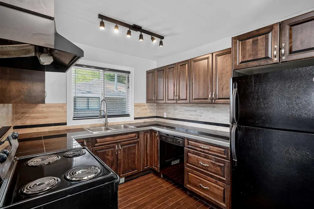 4703 Waverley Drive SW Calgary AB T3C2P5