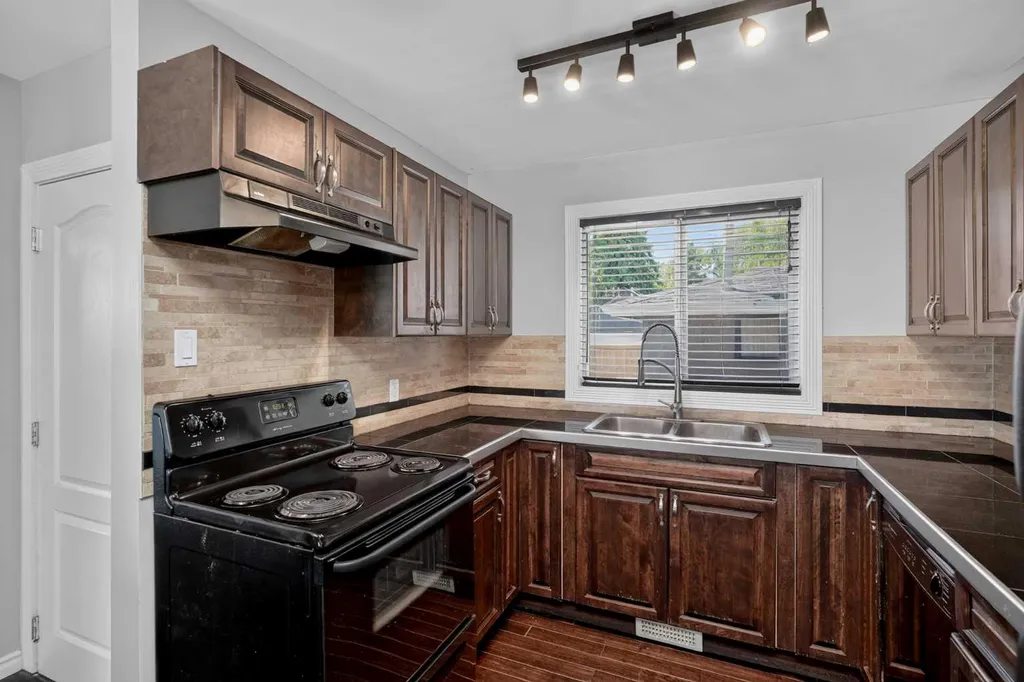 4703 Waverley Drive SW Calgary AB T3C2P5