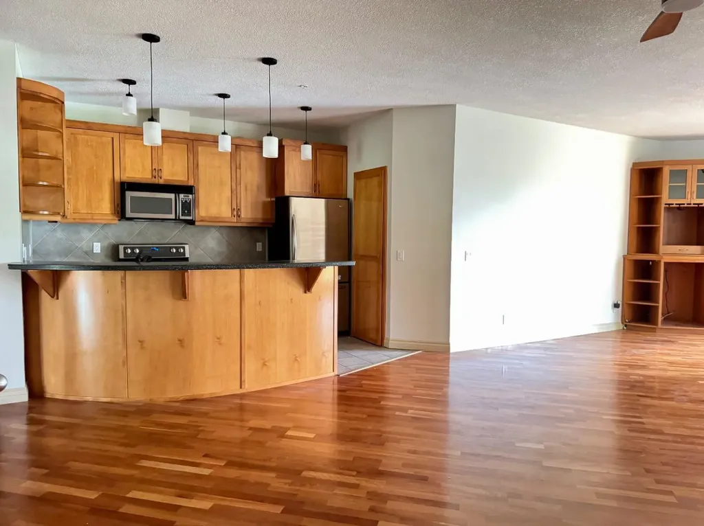 24 Hemlock Crescent SW Calgary AB T3C 2Z1