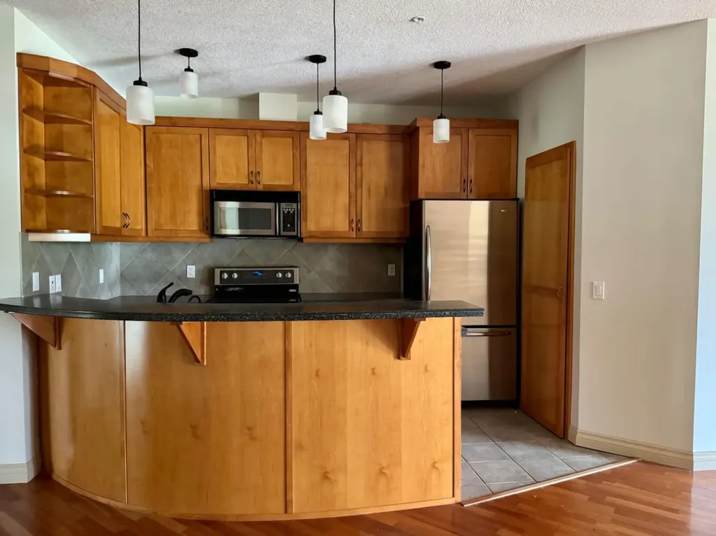 24 Hemlock Crescent SW Calgary AB T3C 2Z1