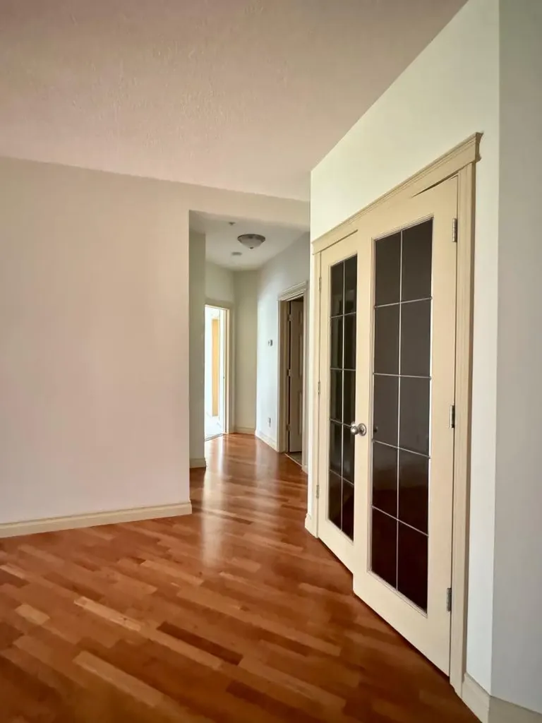 24 Hemlock Crescent SW Calgary AB T3C 2Z1